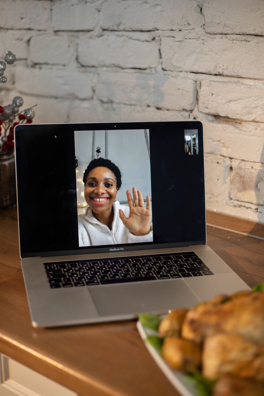macbook pro on brown wooden table — Lumière du port à Madagascar : sauvegardes photo envoyées avant même de vous asseoir.