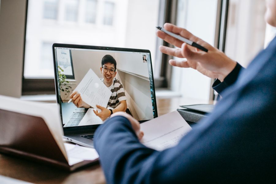 photo of people having video conference — Developers: Routes côtières et chemins de campagne — la carte suit votre rythme où que vous alliez.
