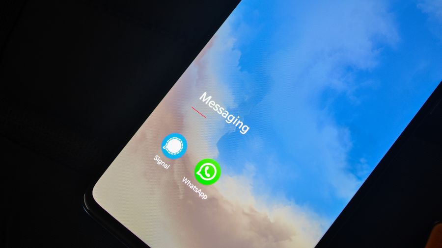 messaging application on phone — Logique double SIM : les données sur l'eSIM, les appels sur votre ligne principale.
