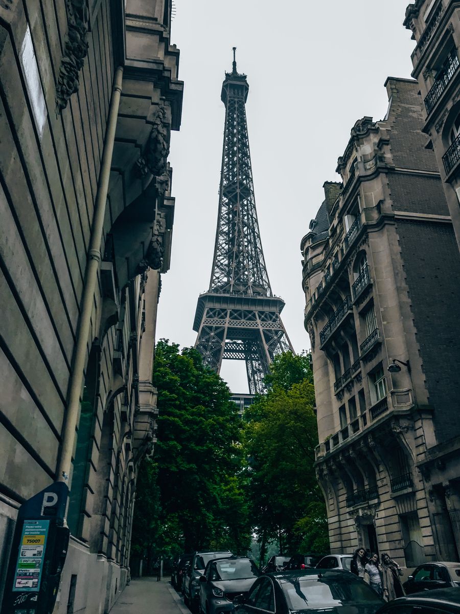 view of the eifel tower from the street — Après-midis musée à Belgium : audioguides en streaming, pas de mise en mémoire.