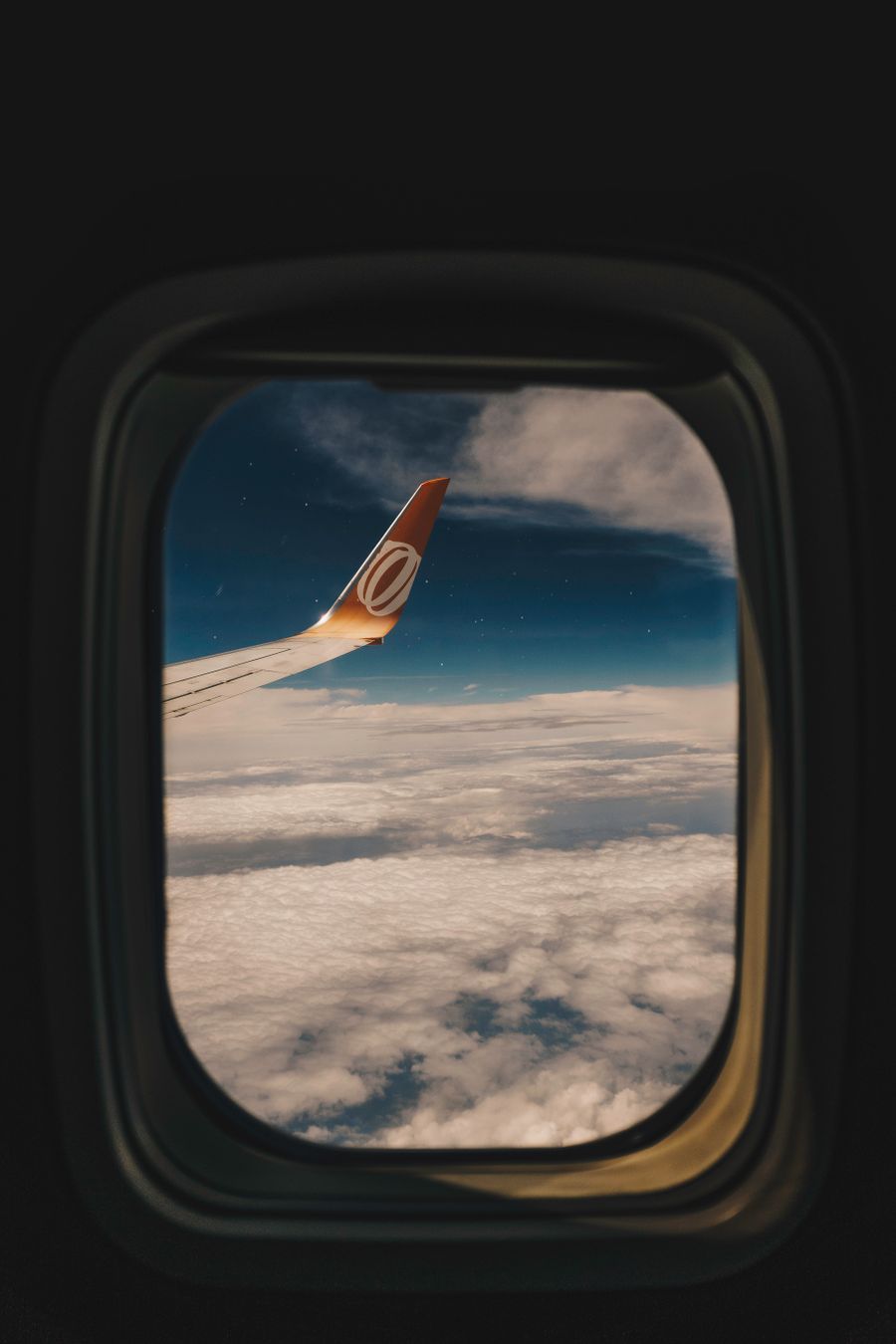 aircraft wing — Pluie à Côte d'Ivoire ? La connexion tient — la météo ne bride pas les données.