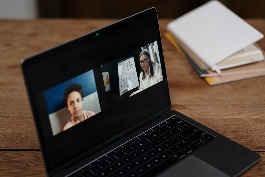 online class in a laptop — Support: Places et promenades : appels vidéo à la maison avec la vue derrière vous.