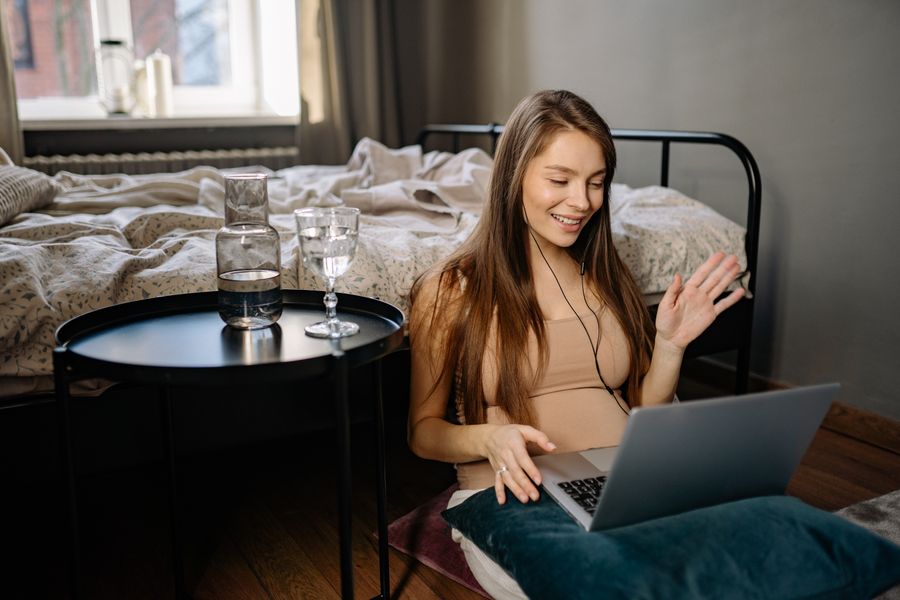 a woman waving her hand while looking at the screen of the laptop — Randonnée au-dessus de Morocco : le point de départ partagé avec le groupe.
