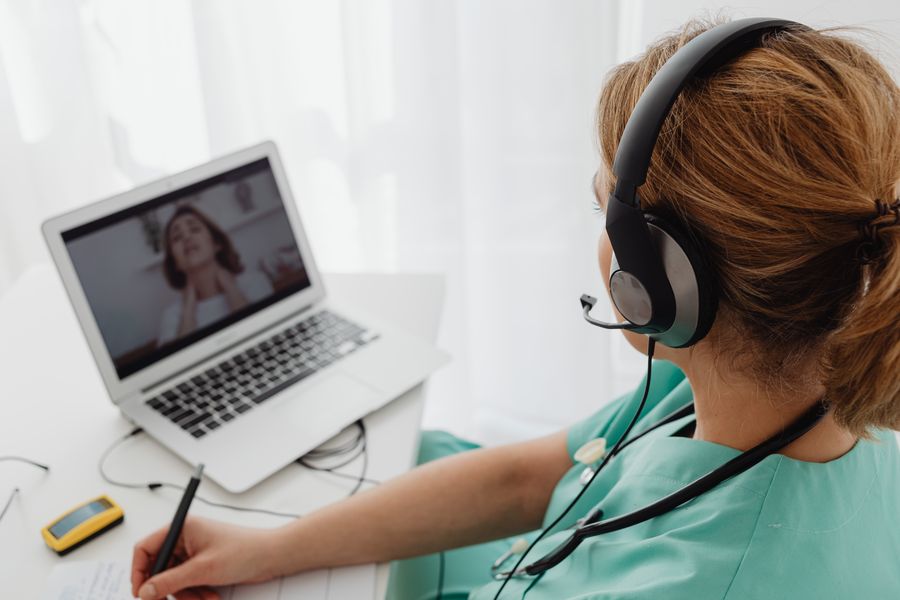 woman wearing headphones while video calling to patient — Pluie à Algeria ? La connexion tient — la météo ne bride pas les données.