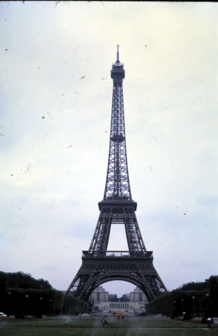 eiffel tower in paris — Marchés de Tunisia : marchandez convertisseur ouvert, payez d'un toucher.