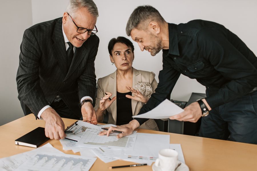 a meeting in an office — 24/7, en six langues — l'agent ne dort jamais, ne fait jamais la queue.