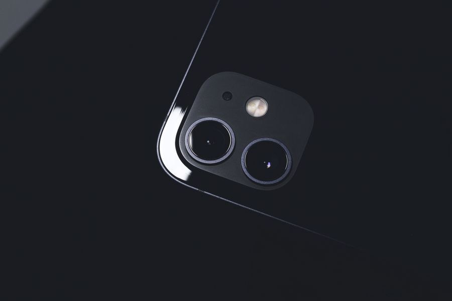 close up photo of a mobile phone s camera — Docs: Heure dorée, totalement en ligne — les sauvegardes photo partent avant le dîner.
