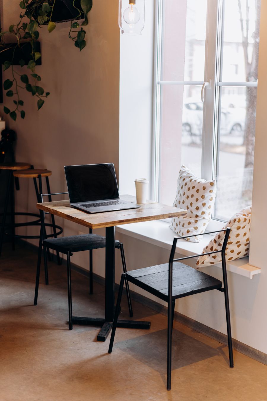 black laptop computer on wooden table — Pluie à Luxembourg ? La connexion tient — la météo ne bride pas les données.