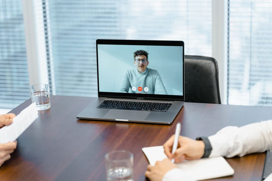 a businessman in an online meeting — Lumière du port à Côte d'Ivoire : sauvegardes photo envoyées avant même de vous asseoir.
