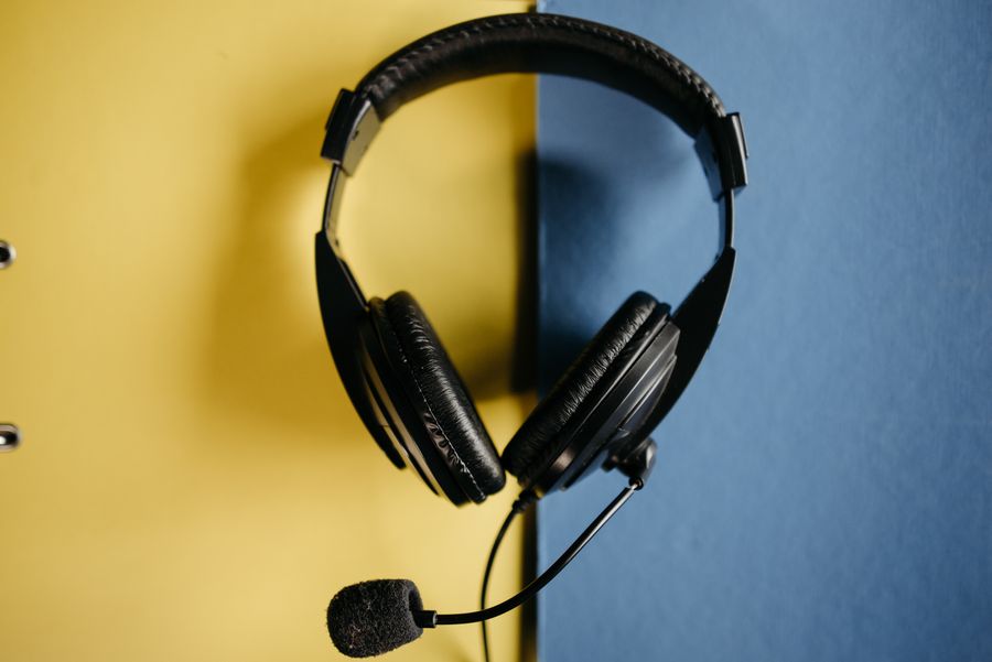 black corded headphones on blue and yellow surface — Le téléphone traite l'eSIM comme n'importe quelle ligne — choisissez-la pour les données mobiles.