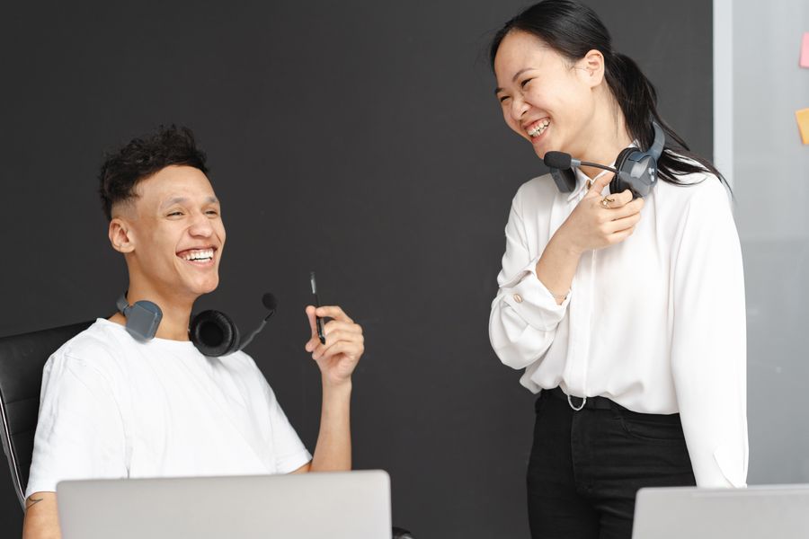 laughing man and woman working in a call center — Developers: Les randos à l'aube commencent par la météo — données activées, chaussures aux pieds.