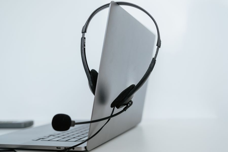 a headset on a laptop — Le food tour de Morocco : chaque recommandation vérifiée sur place.