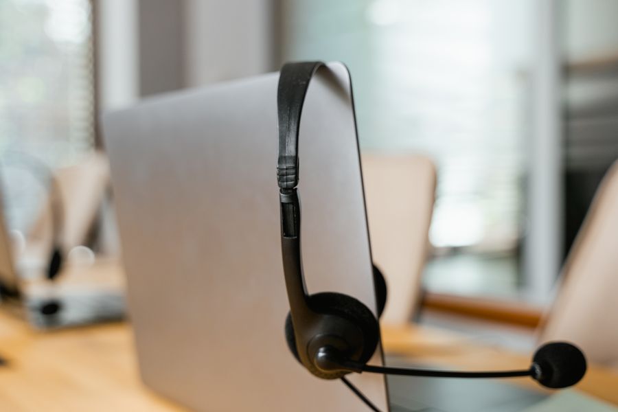 black headset with mouthpiece — Support: Lèche-vitrines duty-free : prix vérifiés par rapport à la maison avant d'acheter.