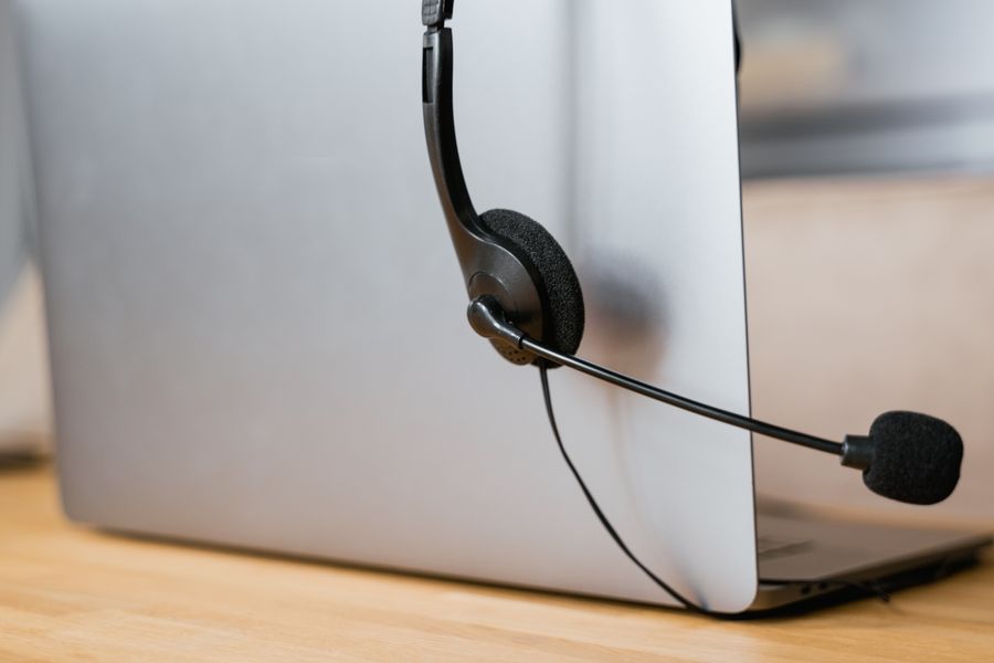 close up shot of headphones hanging on a laptop — Developers: La récupération du vol de nuit : enregistrement anticipé arrangé en plein vol.