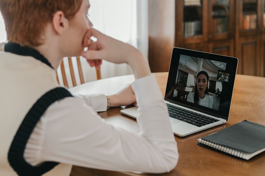 a man having a video call on his laptop — Campagne en Mali : la ferme trouvée, le code du portail dans les messages.