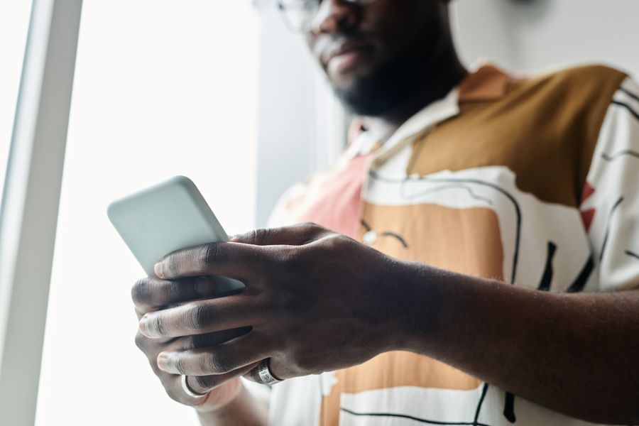 close up shot of a man using a smartphone — Nommez clairement la ligne eSIM dans les réglages — le conseil d'installation numéro un.
