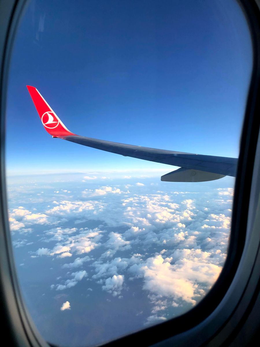 a turkish airplane flying above the white clouds — Docs: Après-midis musée avec audioguides en streaming, pas en mise en mémoire.