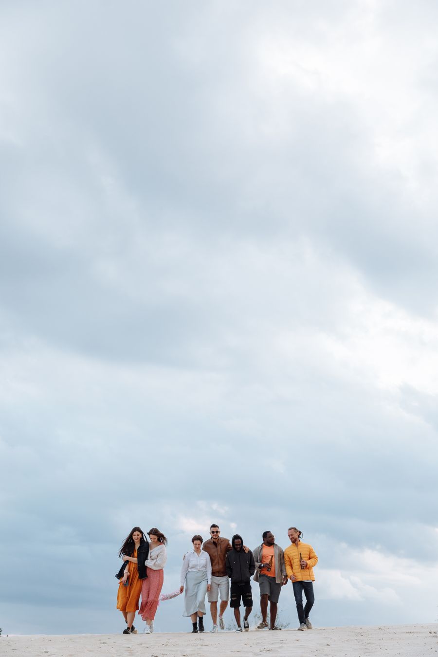 people under cloudy sky — Developers: Lumières de la ville après la tombée de la nuit — l'eSIM se moque de l'heure.