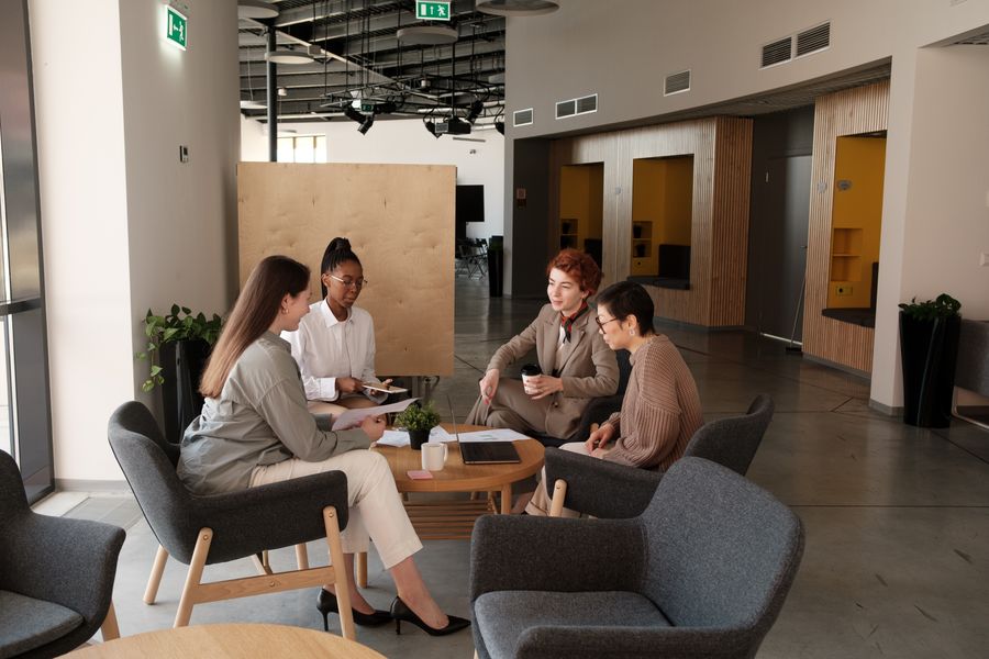 woman sitting at work — Changelog: Le bus de nuit : divertissement téléchargé, messages en file, reposez-vous tranquille.