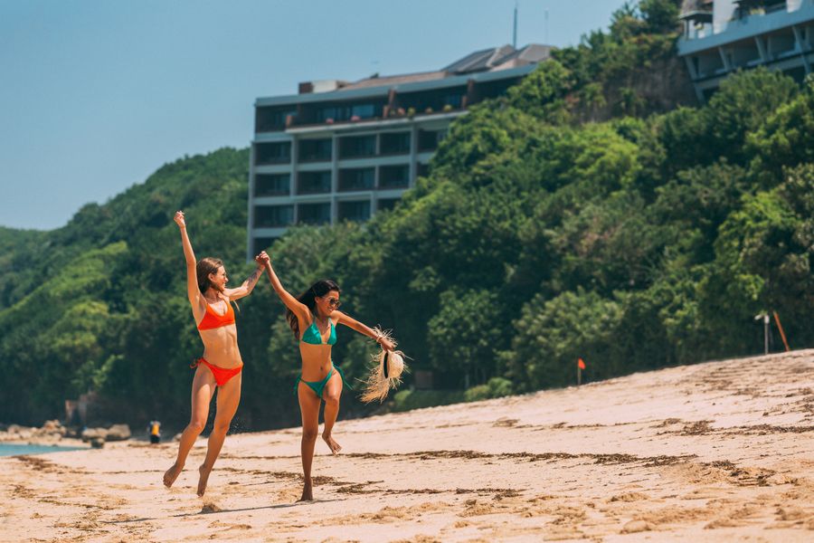 a pair of women in bikinis enjoying the beach — Changelog: Du salon de départ au hall des arrivées, les données ne tombent jamais.