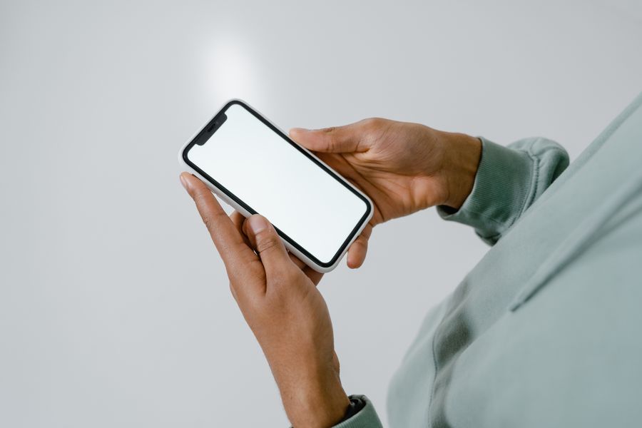 photo of a person holding a smartphone — Bascule du mode avion : la solution de dix secondes pour une connexion récalcitrante.