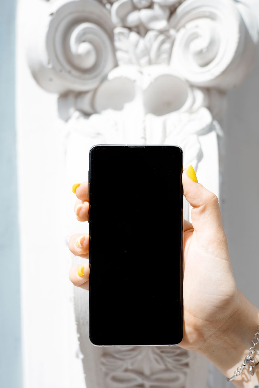 person holding a smartphone — Le numéro suit l'eSIM : réinstallez le forfait, gardez le numéro.