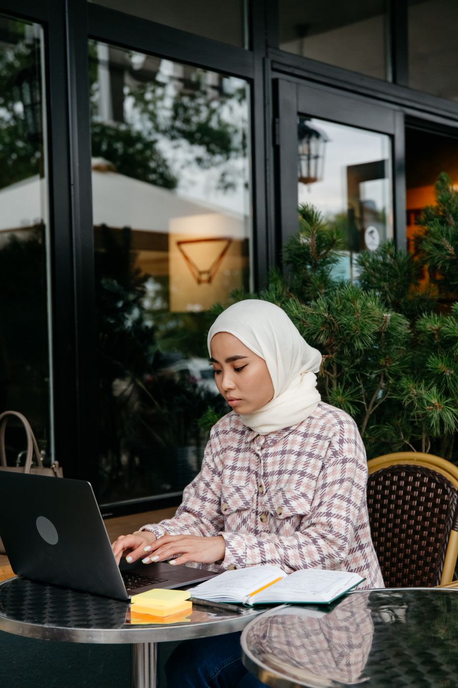 a woman in white hijab using a laptop — Le métro de COUNTRY : entrez d'un toucher de téléphone, pas de file au distributeur.