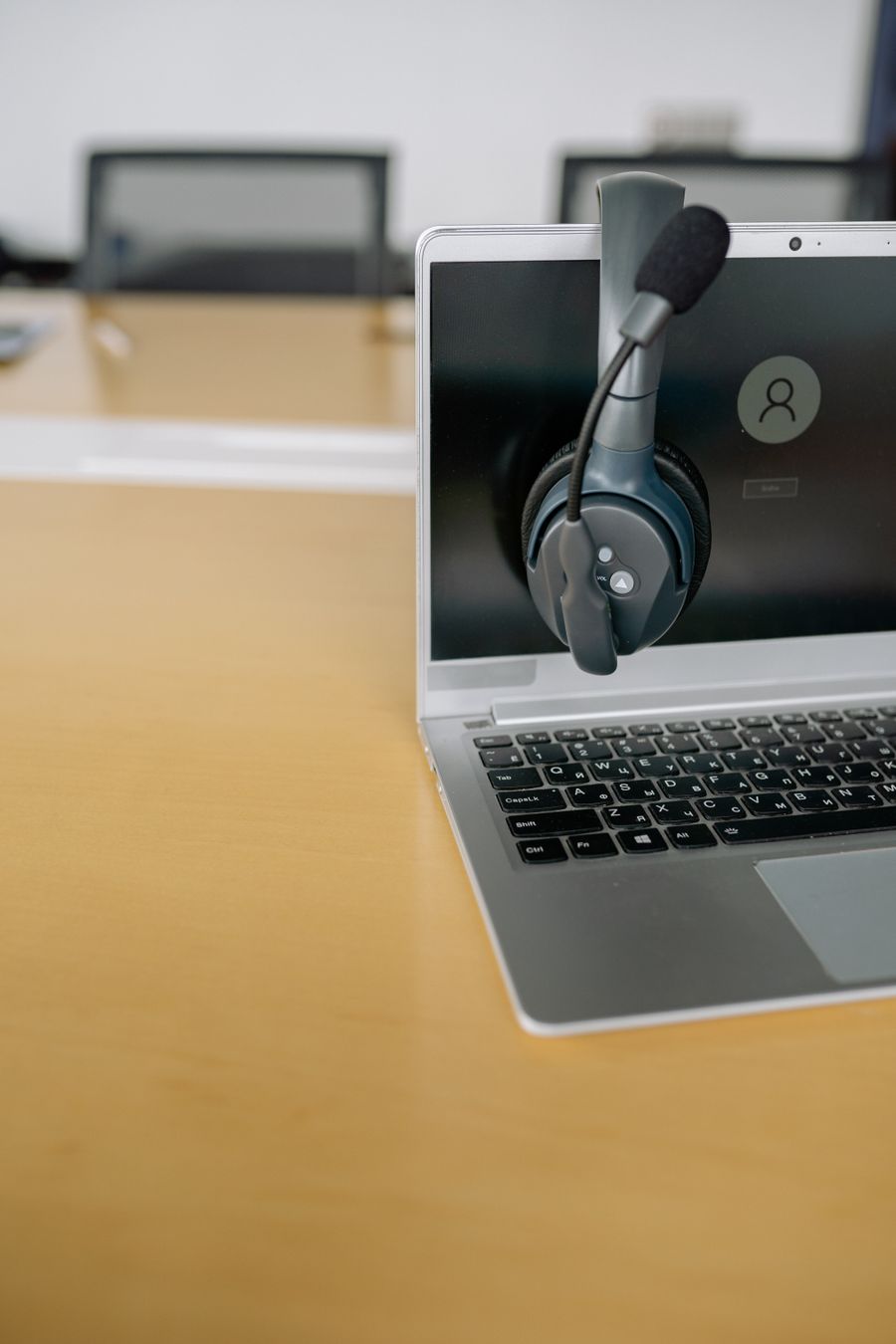 close up shot of a headset on a laptop — Le métro de Morocco : entrez d'un toucher de téléphone, pas de file au distributeur.