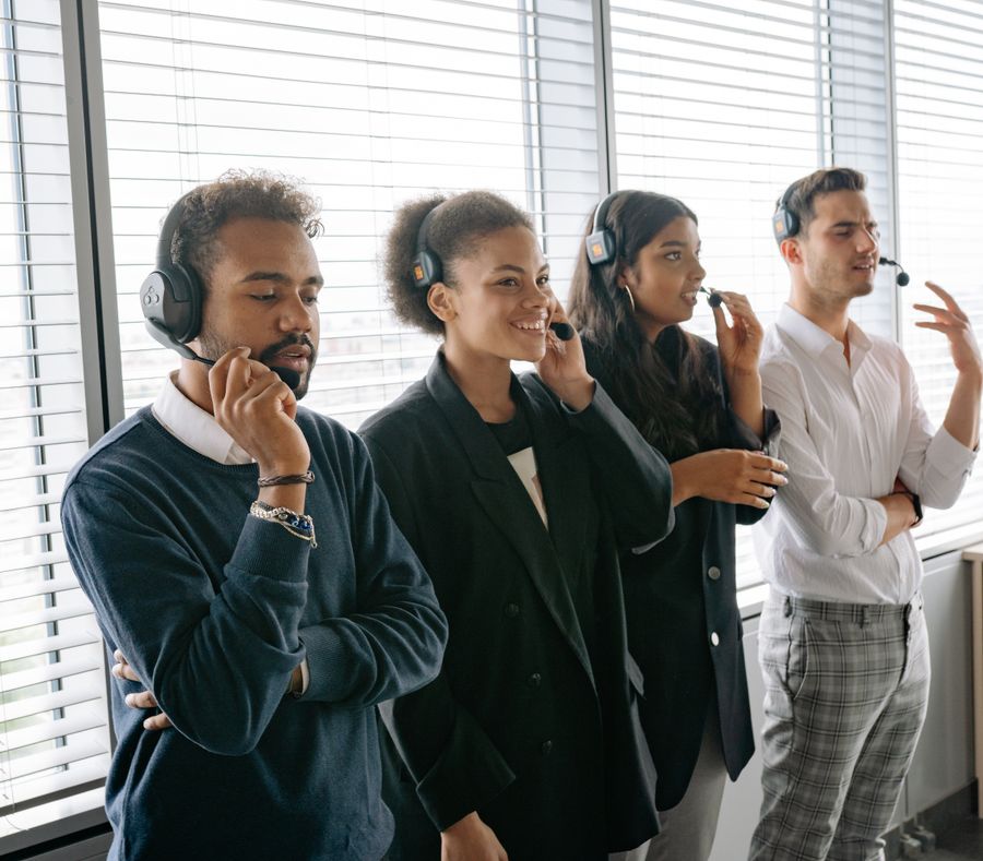 people wearing headset at the office — Toits de Cameroon : appels vidéo à la maison avec la skyline derrière vous.