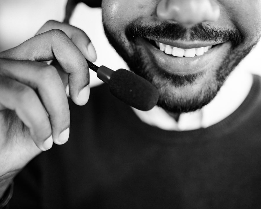grayscale photo of person talking on headset — Lumières de la ville après la tombée de la nuit — l'eSIM se moque de l'heure.