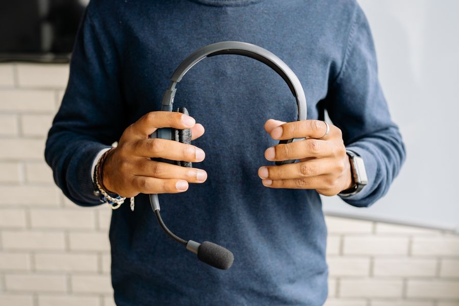 a person holding a headset — Randonnée au-dessus de Algeria : le point de départ partagé avec le groupe.