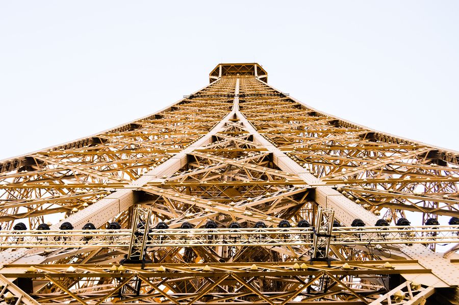 eiffel tower in worm hole view — De gare en gare à Belgium : tout passe par le téléphone.