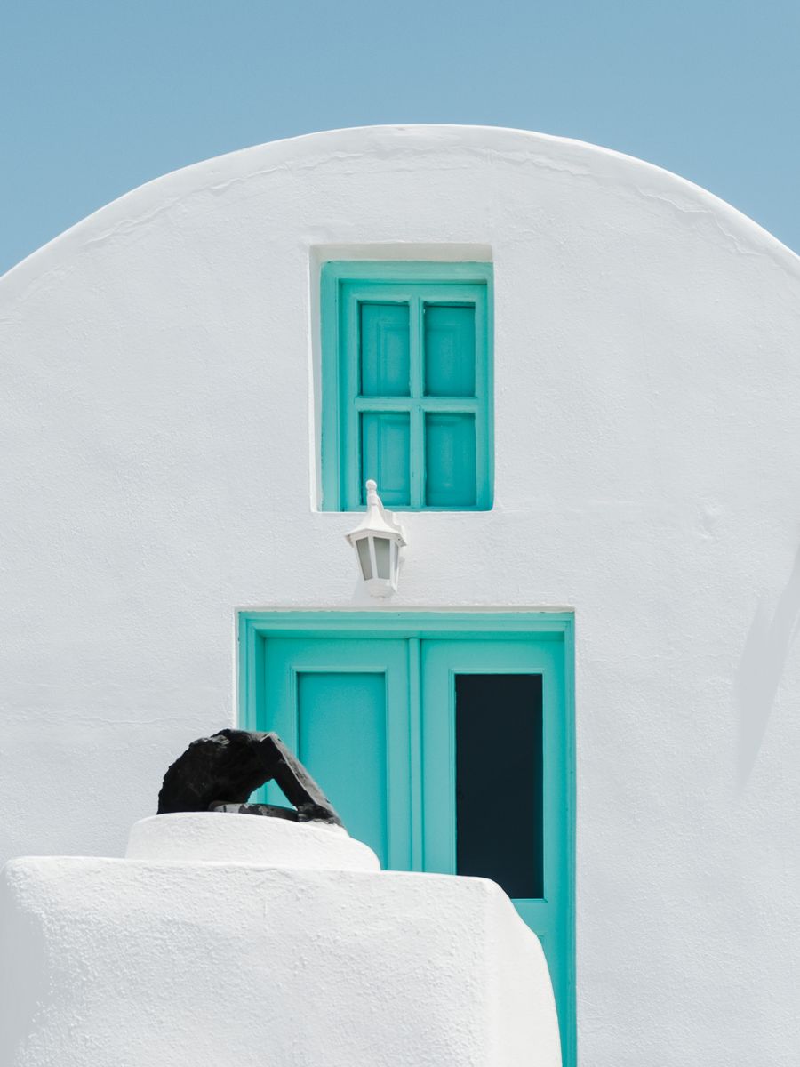 turquoise door and window on white concrete wall — Heure dorée, totalement en ligne — les sauvegardes photo partent avant le dîner.